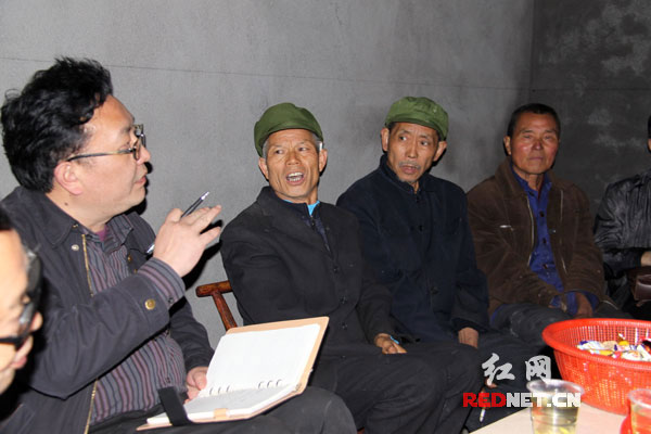 沅陵县委书记刘志良[左一]与法官堂、胡田冲村民座谈