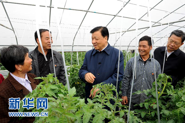 这是4月13日，刘云山在鄂州燕矶镇池湖村了解生态农业生产情况。 新华社记者饶爱民摄