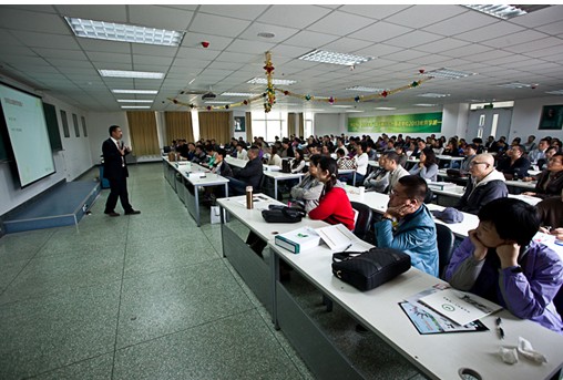北京昌平新东方外国语学校柳俊老师在做主题分享。