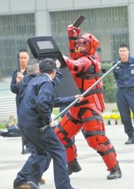 民警训练制服持刀“歹徒”(“小红人”)。