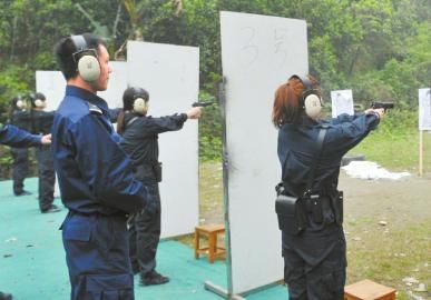 一名女民警正在练习使用枪械。