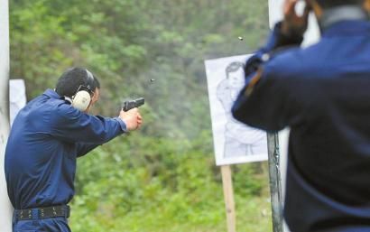 成都教官在牧马山警察训练基地培训民警使用枪械。