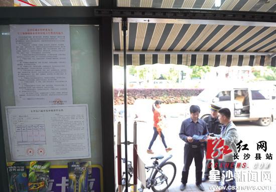 新版门前市容环境责任公约首次明确了责任范围，并附上图纸，一目了然。盛磊摄