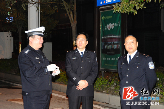 胡志文(中)督导行动