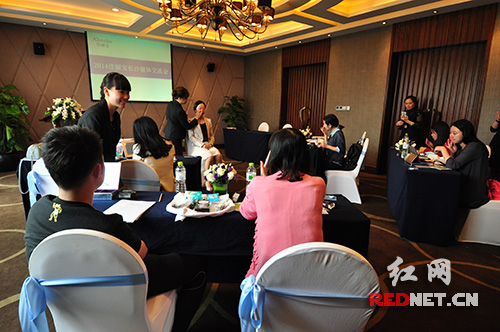 美妆美颜交流会上，佳丽宝美妆顾问现场传授化妆秘诀。