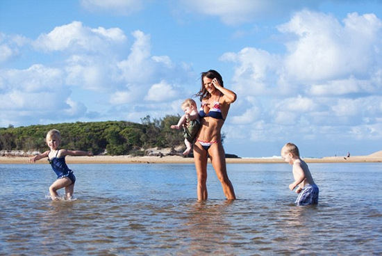 辣妈用比基尼照自我激励减24公斤恢复窈窕（图）（3）