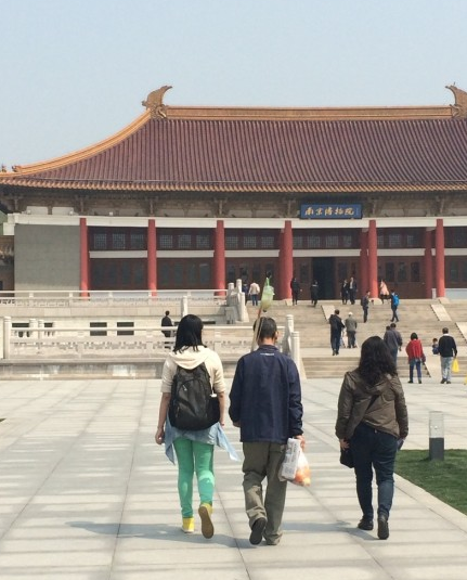 男子边打点滴边逛博物馆 被称