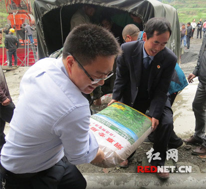 为村民赠送有机复合肥