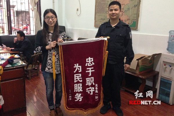 新疆的女大学生高某为该所送来了“忠于职守、为民服务”的锦旗
