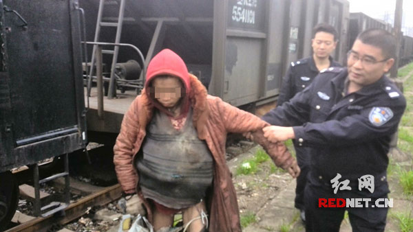 民警在茶山坳火车站及时救助衣衫褴褛的盼盼回家