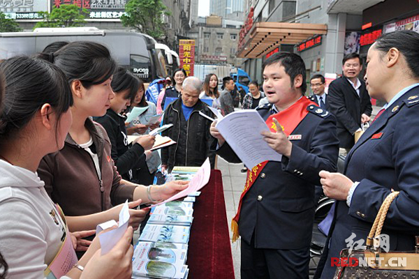 鹤城区国税局志愿者税宣队在步步高商业广场宣讲税法