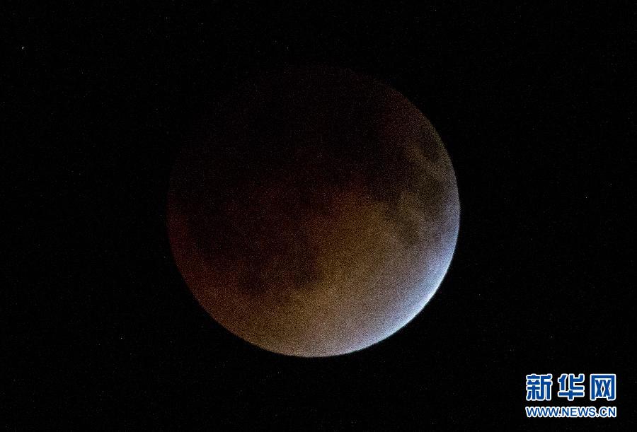 当地时间4月15日凌晨,美国洛杉矶出现的月全食呈现出橙红色月亮美景,这是2010年12月以来该地区出现的首个月全食。中新社发 毛建军 摄