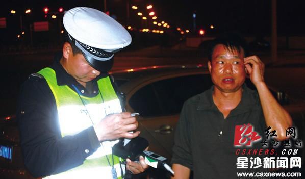 “喝多了被抓，真是后悔都来不及。”现场一位被查出酒驾的司机悔得直挠头。