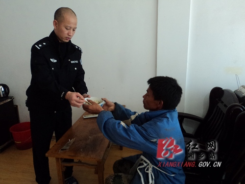 民警为“流浪汉”项义军送上热饭。