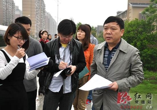南坪岗乡乡长丁华力接受媒体现场采访