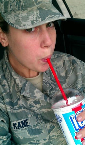 美国空军女孩甜美笑容自拍走红网络