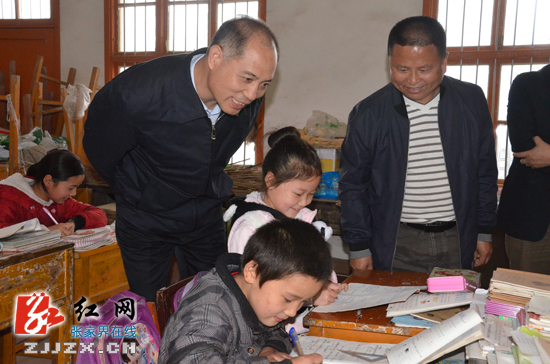郭开朗来到杨家洛小学，与小学生交谈