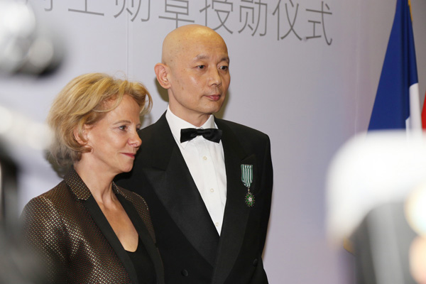法国国家电影中心主席菲黛丽克.布勒丹么女士为葛优授勋