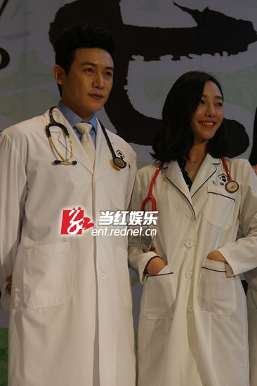 白百何白衣工作服亮相