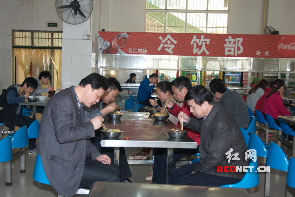图为吉首大学党委书记游俊校长白晋湘一行在学生食堂用餐