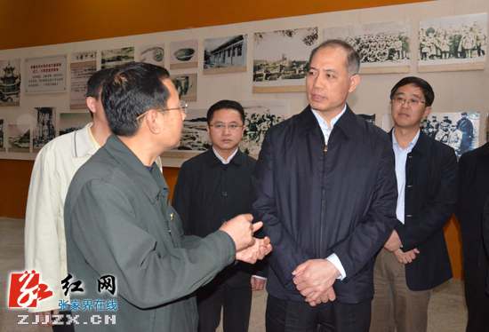 郭开朗参观红二方面军长征出发地纪念馆，并与馆长交谈