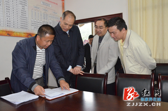 郭开朗(左二)一行来到瑞塔铺镇杨家洛社区，深入了解基层党建工作和党的群众路线教育实践活动开展情况