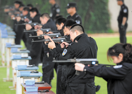 正文 昨日上午,长沙警校射击训练场内,教官为民警们进行验枪