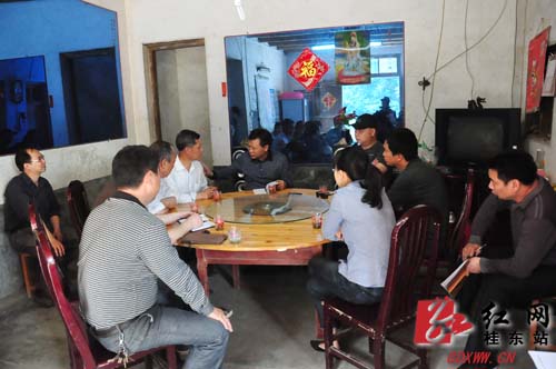 桂东县委书记谭建上访农户解民意
