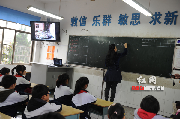 湘潭岳塘区育才学校的学生们正在学习垃圾分类知识。