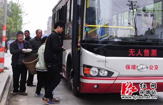 乘客正在上下车周改玲摄