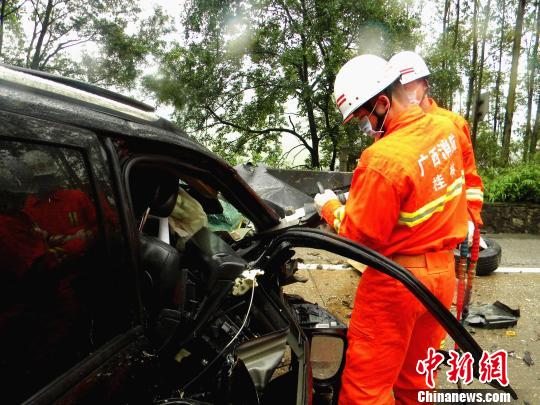 图为消防官兵正在对事故车辆进行破拆 莫前华 摄