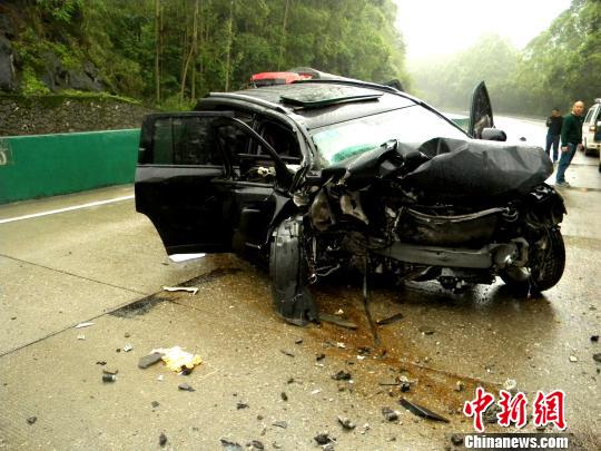 图为消防官兵正在对事故车辆进行破拆 莫前华 摄