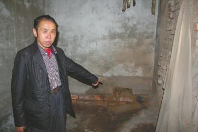 　　当年他住的小屋已经重建，隔壁的小屋跟他当年住的地方构造一模一样，他指着墙角说，当年李彦明杀了小女孩后，装在竹筐放在这里。