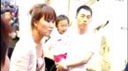 内地小孩香港街头小便 全家遭围堵