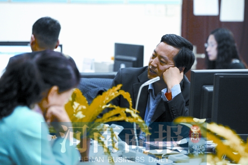 在婚姻登记处工作这么多年，刘汉晨有时会思考“婚姻那些事儿” 河南商报记者 王春胜/摄