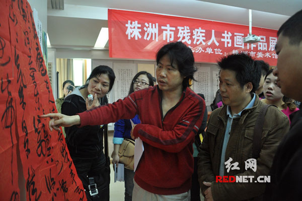 株洲美术馆馆长、株洲画院院长楚石[前排红衣]等书画名家现场进行指导