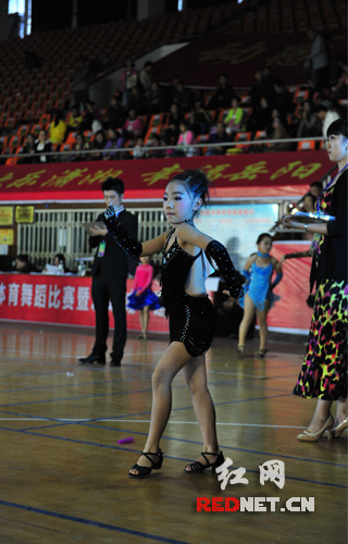 岳阳市第五届体育舞蹈比赛举行