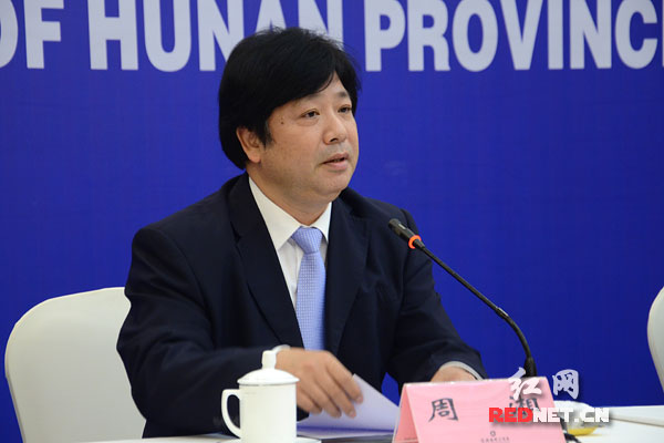 湖南省委宣传部副部长、省委外宣办主任周湘主持新闻发布会。