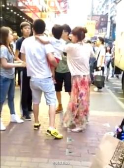 孩子香港街头小便 大陆夫妻与港人激烈冲突