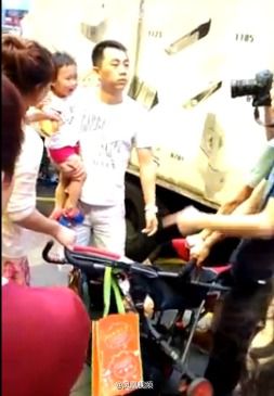 孩子香港街头小便 大陆夫妻与港人激烈冲突