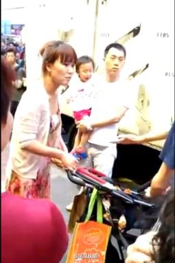 孩子香港街头小便 大陆夫妻与港人激烈冲突
