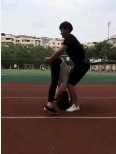 “翻跟头亲亲”网络爆红 网友模仿受伤[组图]