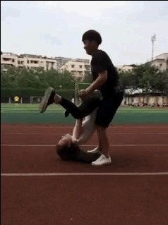 “翻跟头亲亲”网络爆红 网友模仿受伤[组图]