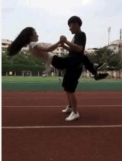 “翻跟头亲亲”网络爆红 网友模仿受伤[组图]