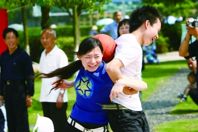 咸嘉新村社区通过开展家庭趣味运动会，增进邻里感情。记者 刘尚文 摄