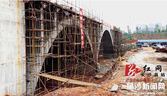 松雅湖大桥主体部分目前已经基本成型，预计5月底完工。曾诗怡摄