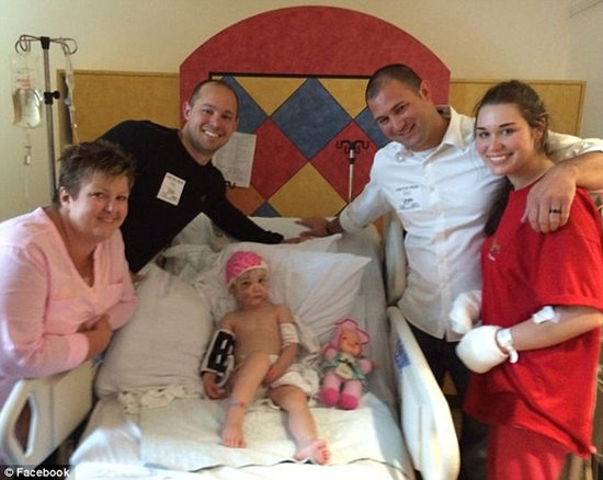 母亲切尔西为保护女儿与狗激战,咬下狗耳朵得以保住母女性命。