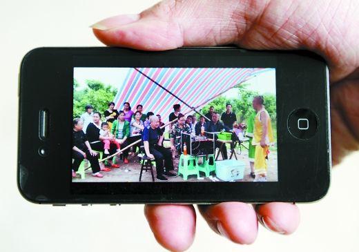 有人用手机拍下4月16日李树贵的“丧事”现场，坐了不少邻居。