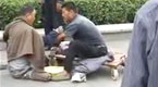 实拍两无腿乞丐为争地盘打架
