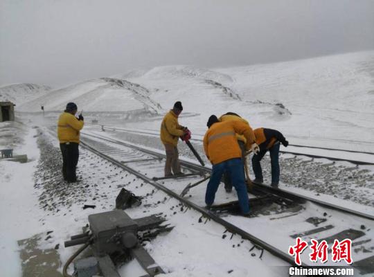 铁路工作人员清理积雪。 姚旭东摄